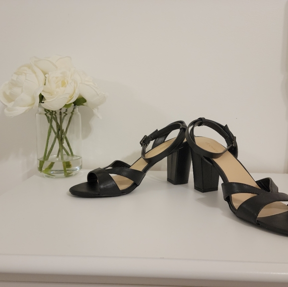 Le Chateau sandals - Picture 3 of 7